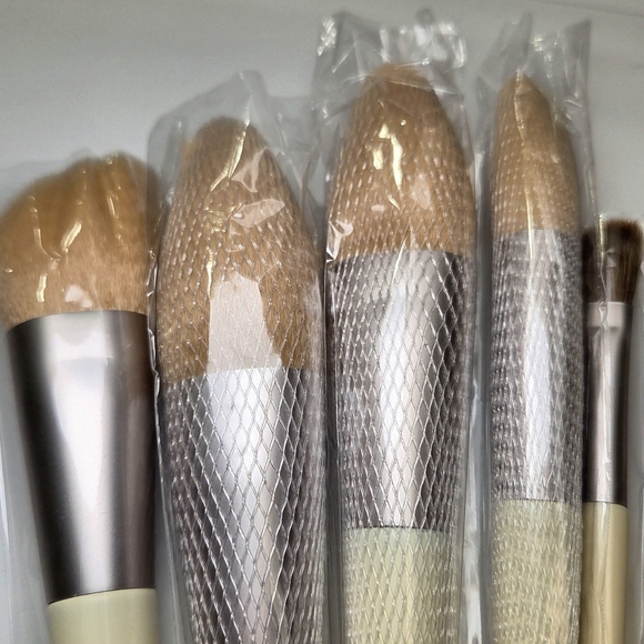 Luxury Makeup Brush Set - Cream and Silver - Picture 2 of 5